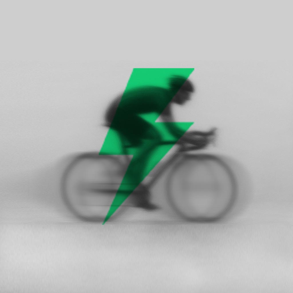 Ciclista em borrão de movimento com raio verde sobreposto